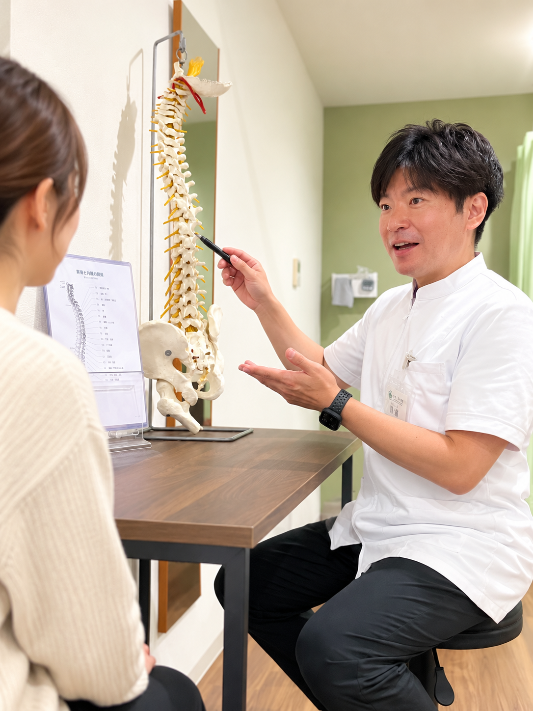 谷津一整骨院で骨格模型を使いながら丁寧に説明する様子